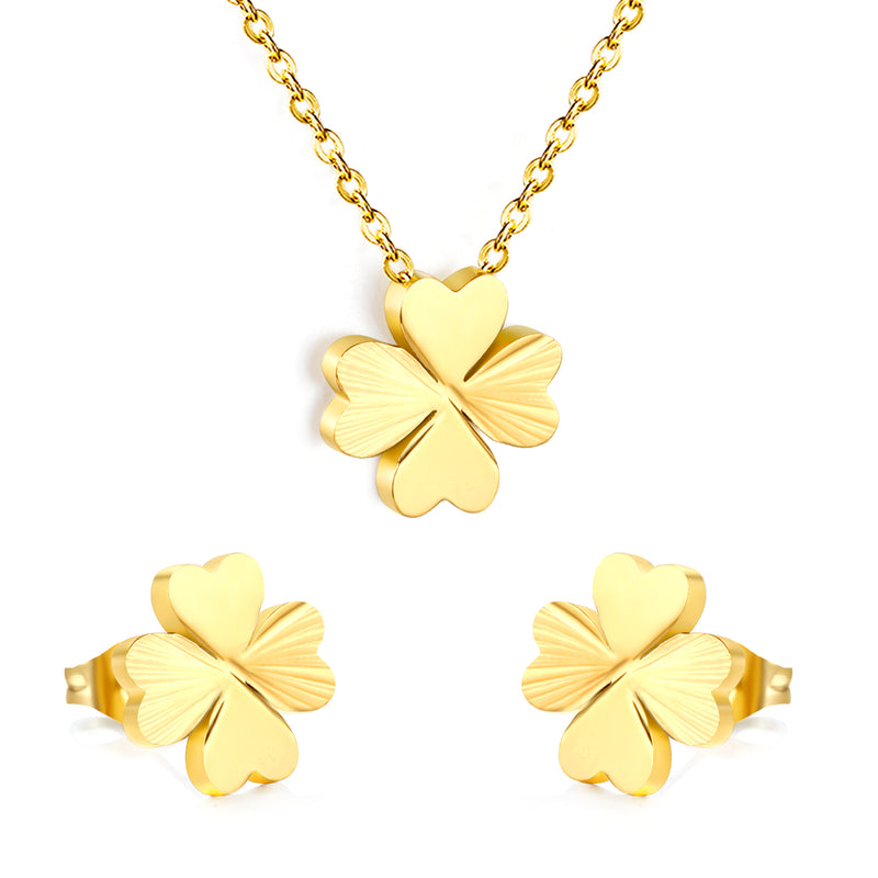 Four-leaf clover set, gold. Ear studs: 11.7 x 12mm. Pendant: 12 x 13.6mm. 0.35 cross chain 40+5cm + 10 x 2mm square pendant.