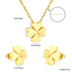 Four-leaf clover set, gold. Ear studs: 11.7 x 12mm. Pendant: 12 x 13.6mm. 0.35 cross chain 40+5cm + 10 x 2mm square pendant.