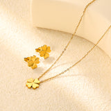 Four-leaf clover set, gold. Ear studs: 11.7 x 12mm. Pendant: 12 x 13.6mm. 0.35 cross chain 40+5cm + 10 x 2mm square pendant.