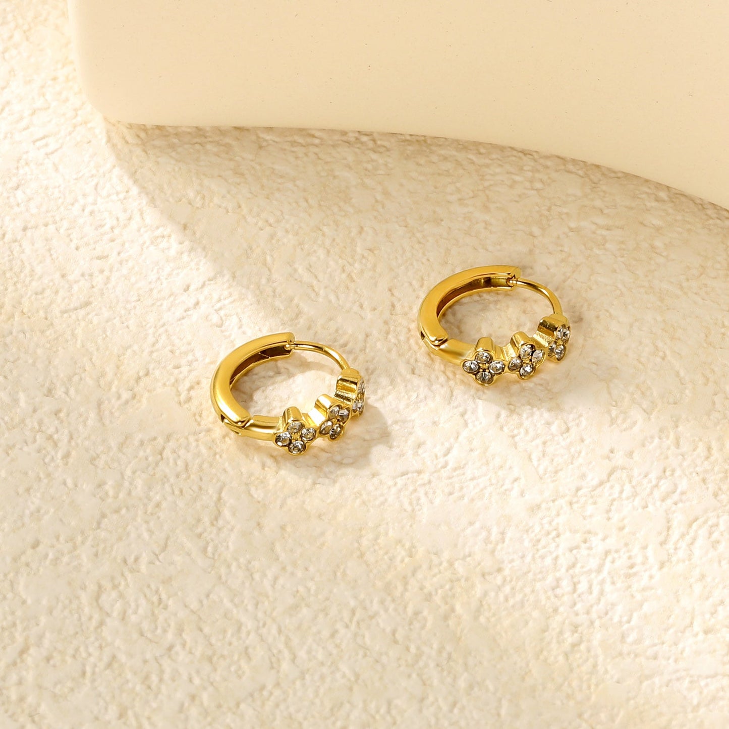 4.4 x 10.3mm three flower-shaped imitation white Czech diamonds, ear hooks 2.2 x inner diameter 10mm, earrings in gold asonjewelry