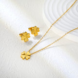 Four-leaf clover set, gold. Ear studs: 11.7 x 12mm. Pendant: 12 x 13.6mm. 0.35 cross chain 40+5cm + 10 x 2mm square pendant.