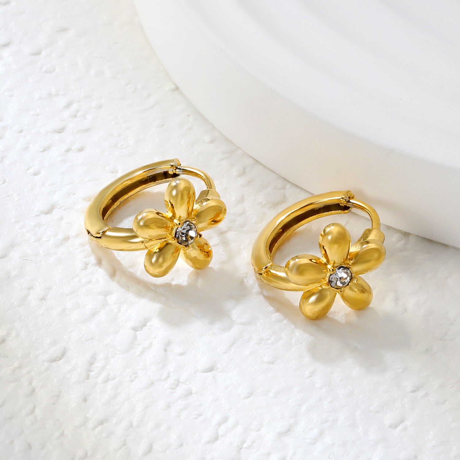 10mm flower-shaped white zirconia earring with a 2.2mm post and a 10mm inner diameter, gold color asonjewelry