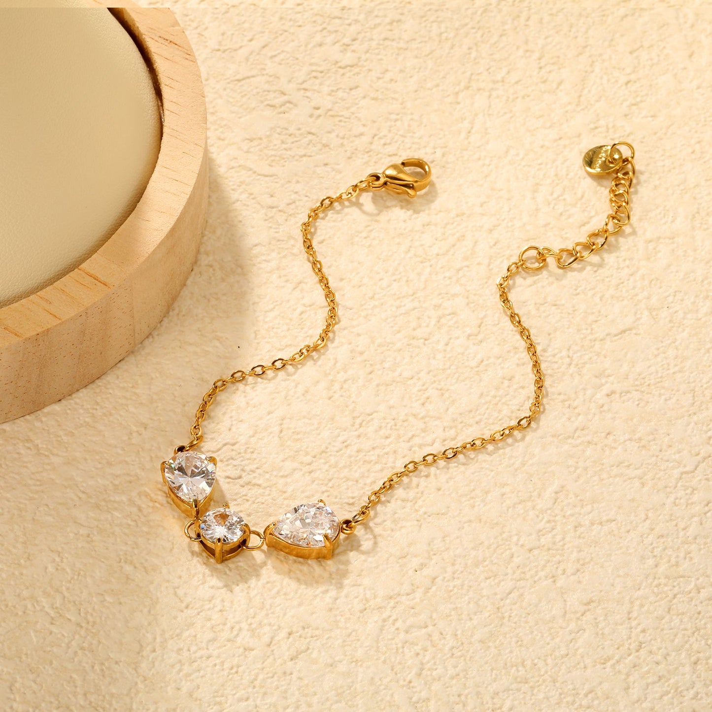 7*9mm pear-shaped white/blue diamonds, 7mm round white diamond, cross chain 18+3cm + 6mm round pendant tag, bracelet, gold asonjewelry