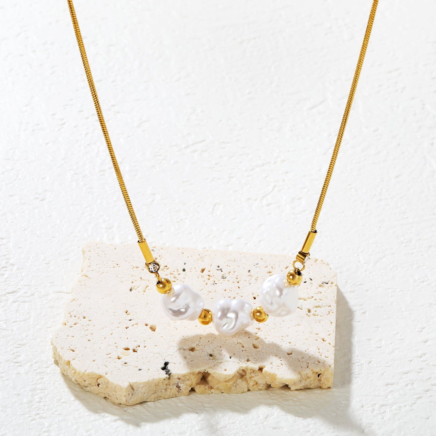 3 imitation pearls + 4 steel beads + round snake chain with round pendant Necklace in steel/gold asonjewelry