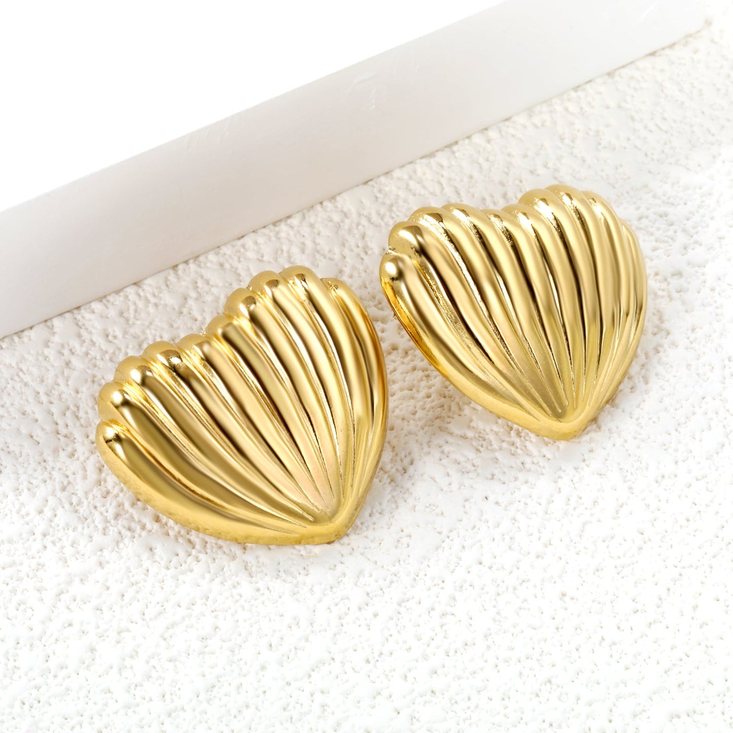 Surface more vertical stripes in the shape of a love heart stud earrings asonjewelry