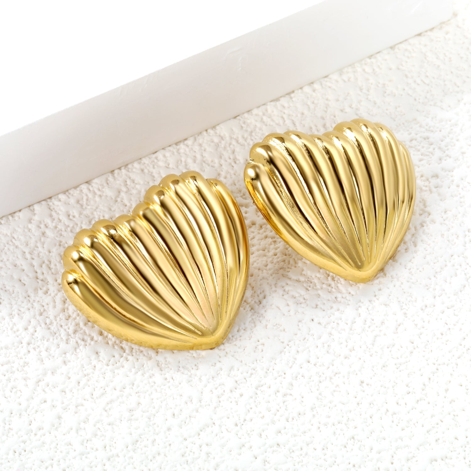Surface more vertical stripes in the shape of a love heart stud earrings asonjewelry