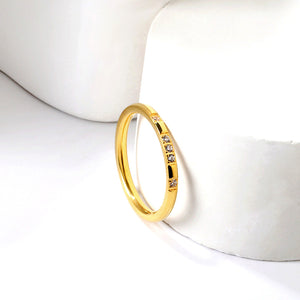 Design ring with 4 small round diamonds