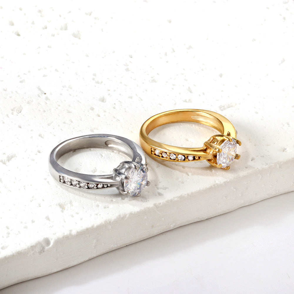 Solitaire ring with several small diamonds + one large round diamond Gold/steel color asonjewelry