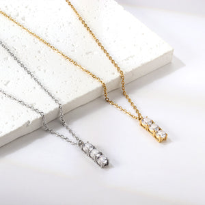 four claw three white round diamonds pendant necklace 45cm
