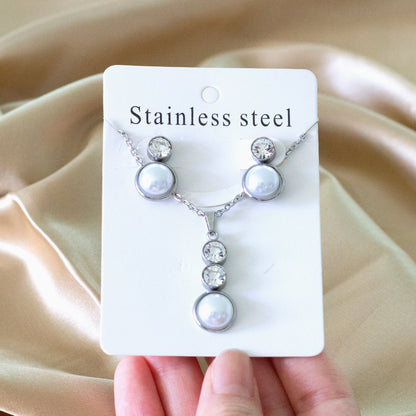 Gold/steel-colored sticky pearls set + two small round cakes topped with diamonds asonjewelry