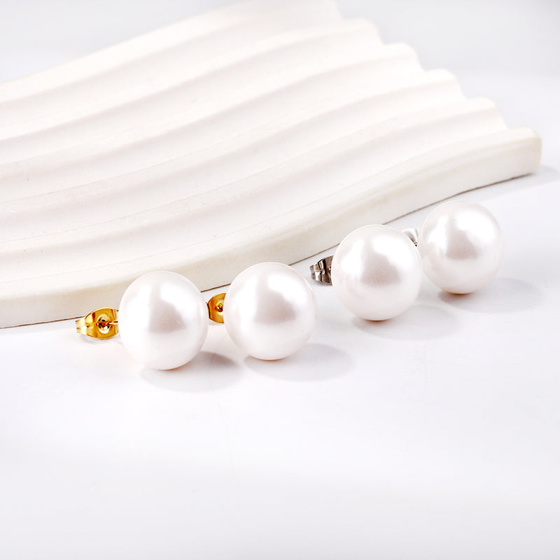 Aretes de perlas blancas planas de 14 mm