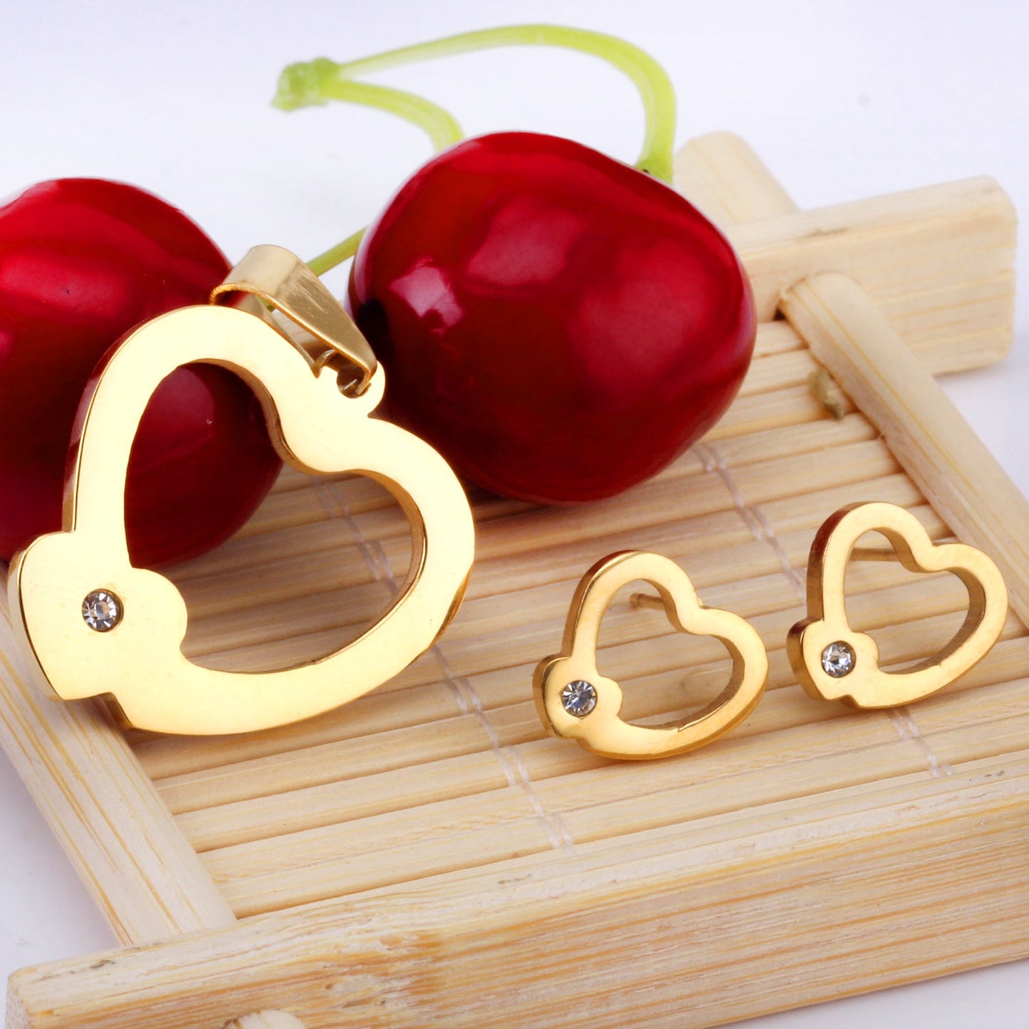 Set of cut jewelry in the shape of a heart x 2 + a small heart with diamonds on the upper door in gold/steel-colored wisps with a glossy finish asonjewelry