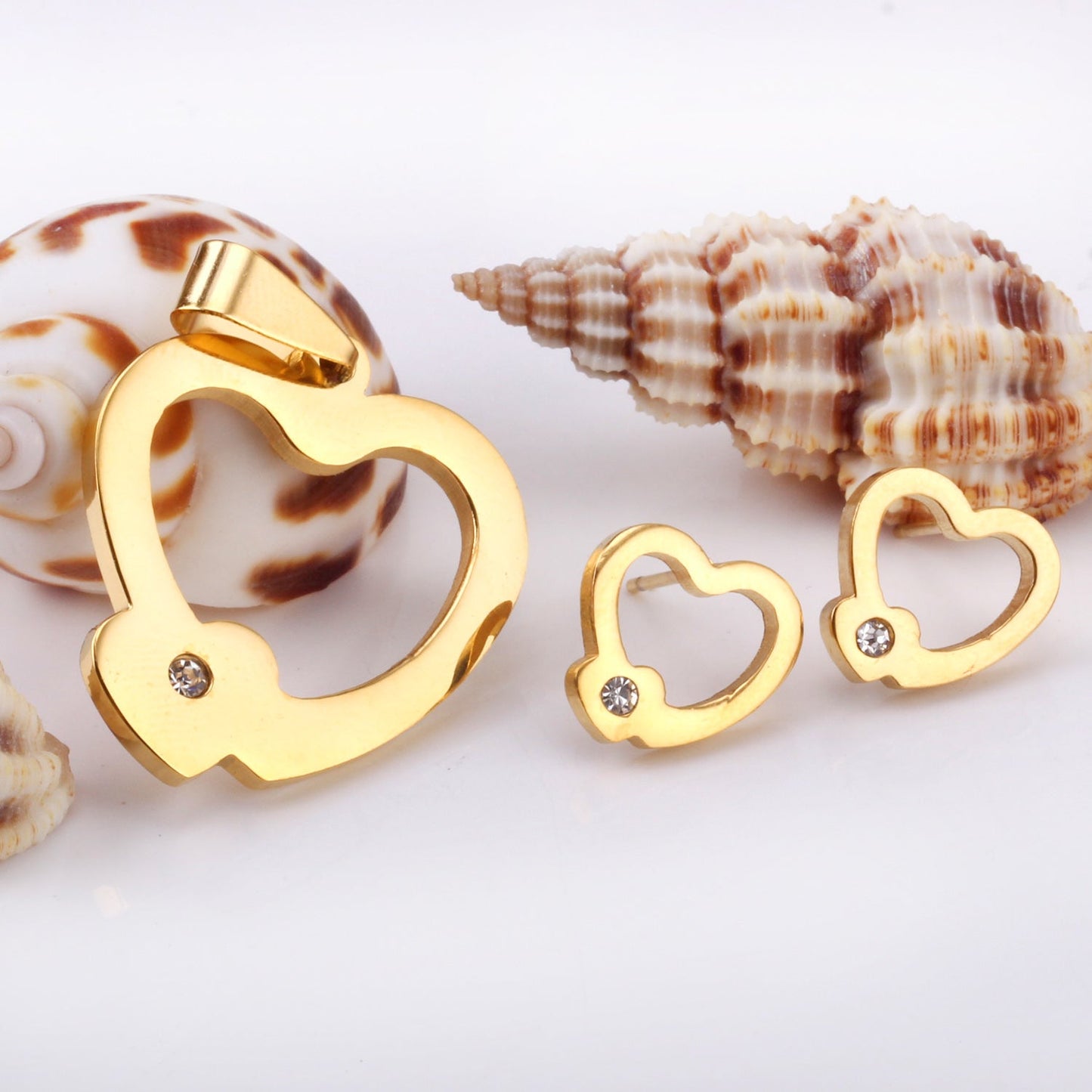 Set of cut jewelry in the shape of a heart x 2 + a small heart with diamonds on the upper door in gold/steel-colored wisps with a glossy finish asonjewelry