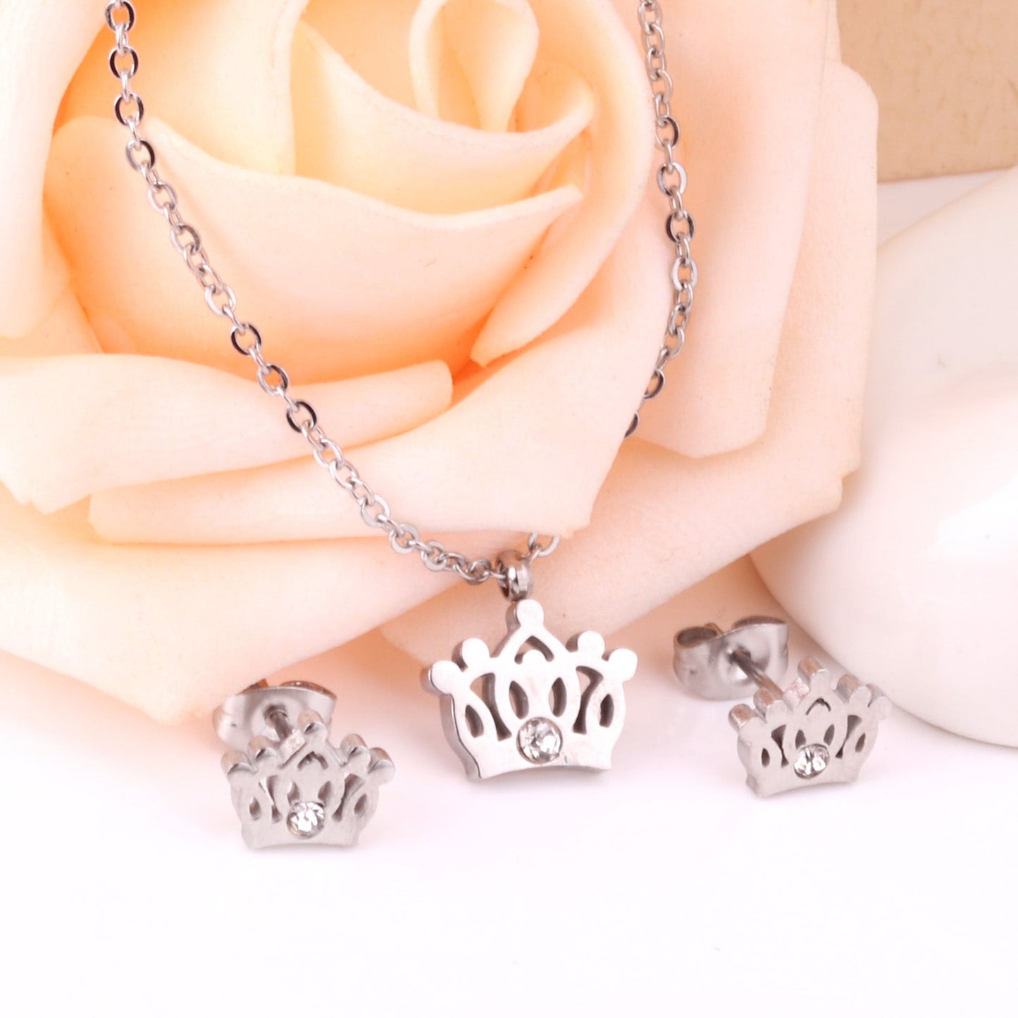 Gold/steel cut crown shape jewelry set with diamonds asonjewelry