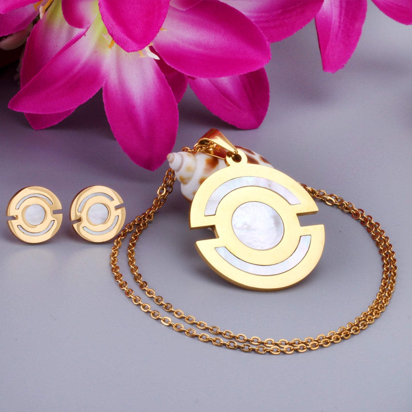 Gold Round Pendant with Two Xichang Scalloped Sticky Shells Jewelry Set asonjewelry