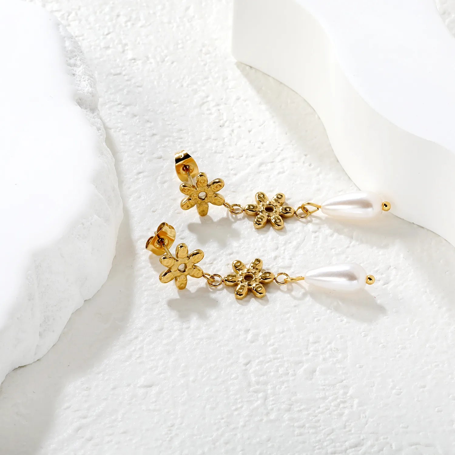Gold Flower & Teardrop Faux Pearl Stud Earrings 10mm Floral Design 6*12mm Faux Pearl Minimalist Modern Alloy Gold Plated Earrings for Women Everyday Casual Wear asonjewelry