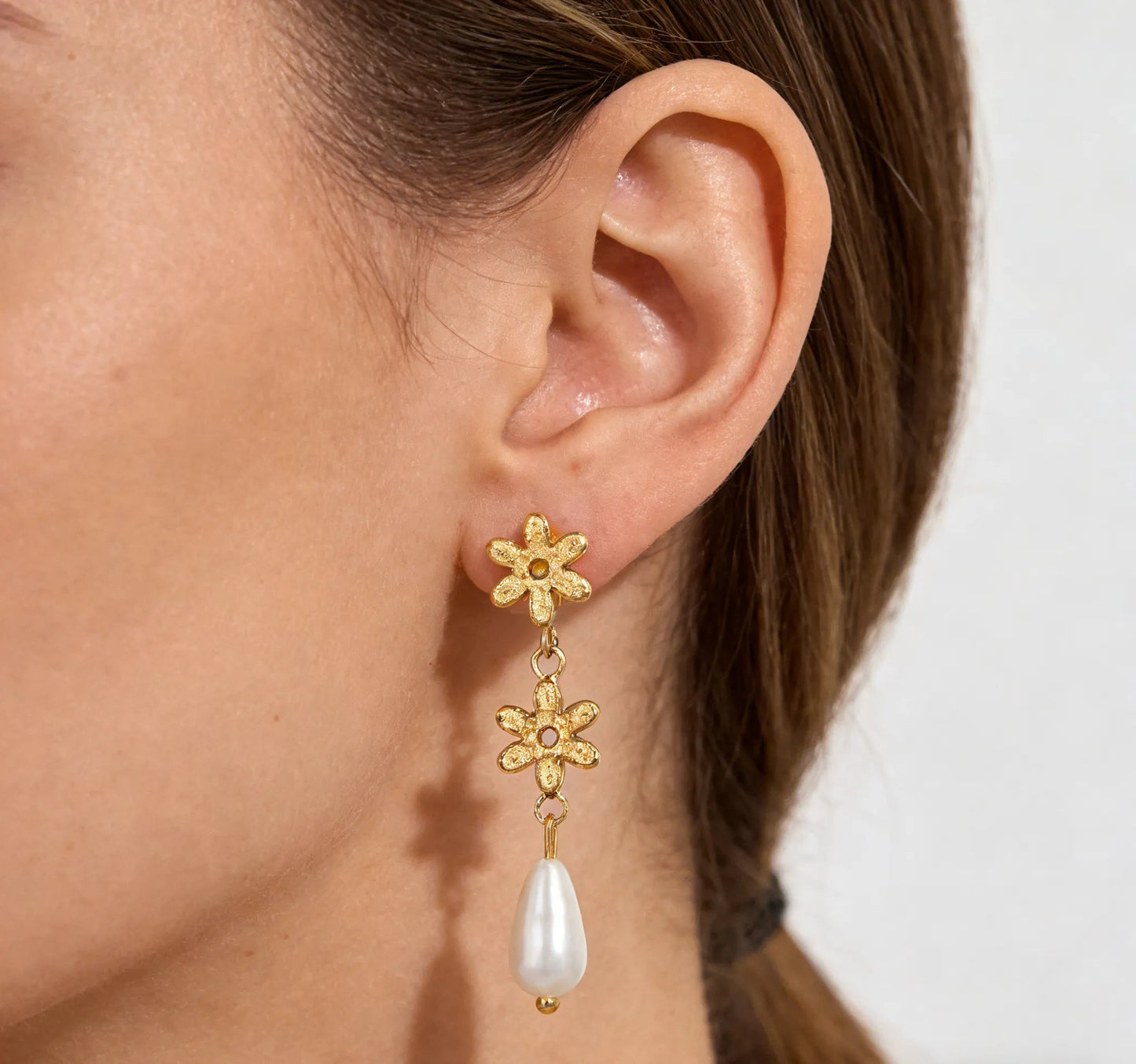 Gold Flower & Teardrop Faux Pearl Stud Earrings 10mm Floral Design 6*12mm Faux Pearl Minimalist Modern Alloy Gold Plated Earrings for Women Everyday Casual Wear asonjewelry