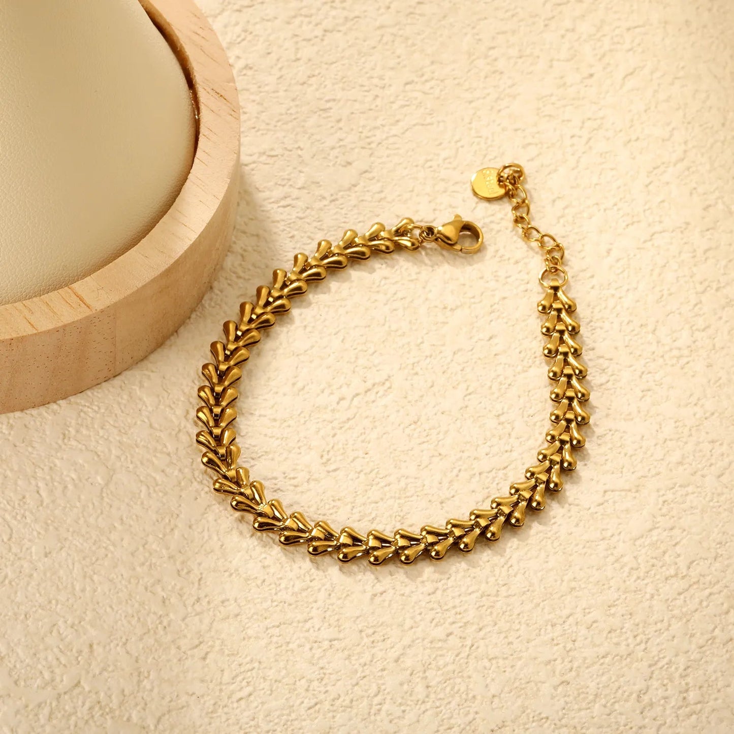 Width: 5.8mm, Thickness: 2.1mm, Heart-shaped twisted chain, 17+3cm+6mm round tail, Brand: Label, Hand chain, Steel color/Golden asonjewelry