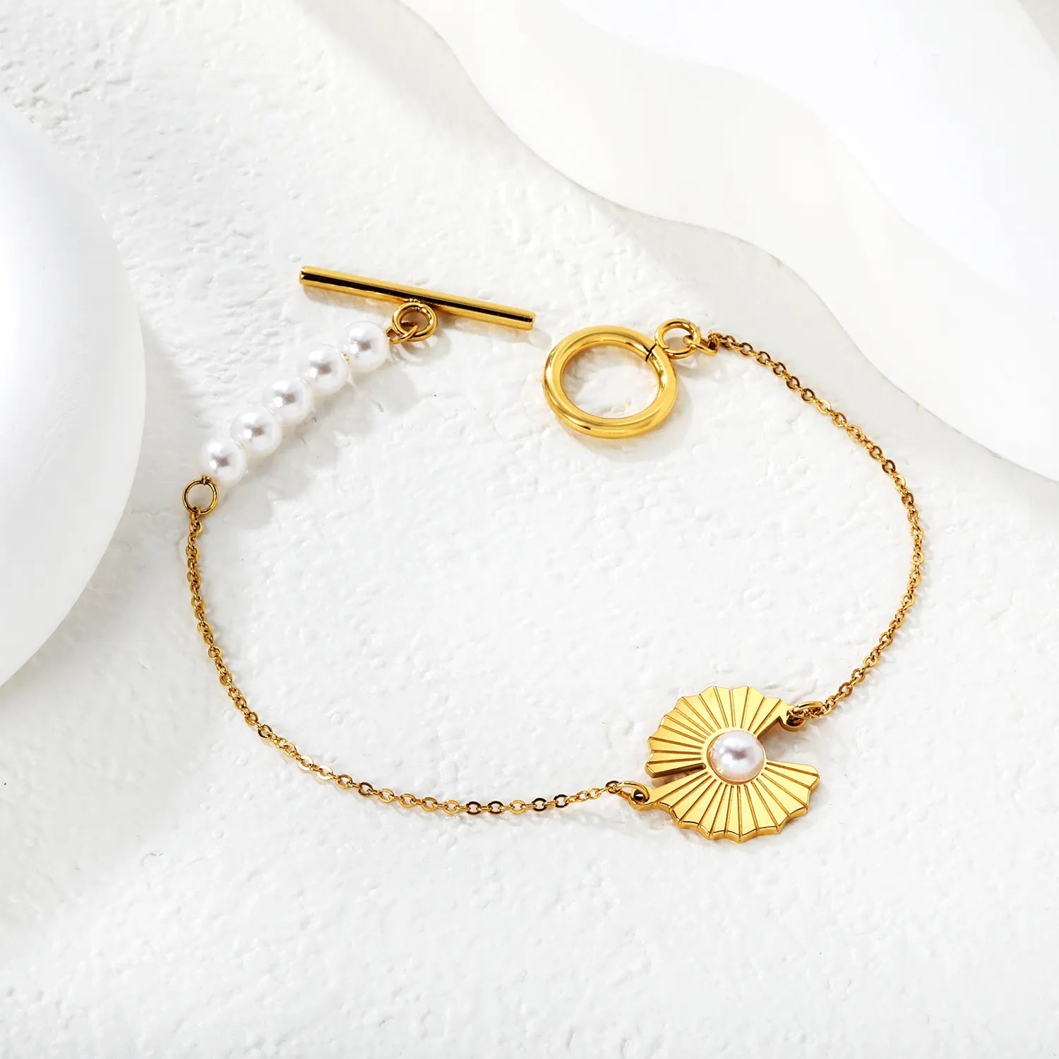 Chain length: 17cm. 2mm cross chain. Five 5mm pearls are attached 16.5*16mm gold pendant. 5mm pearls are attached to it asonjewelry