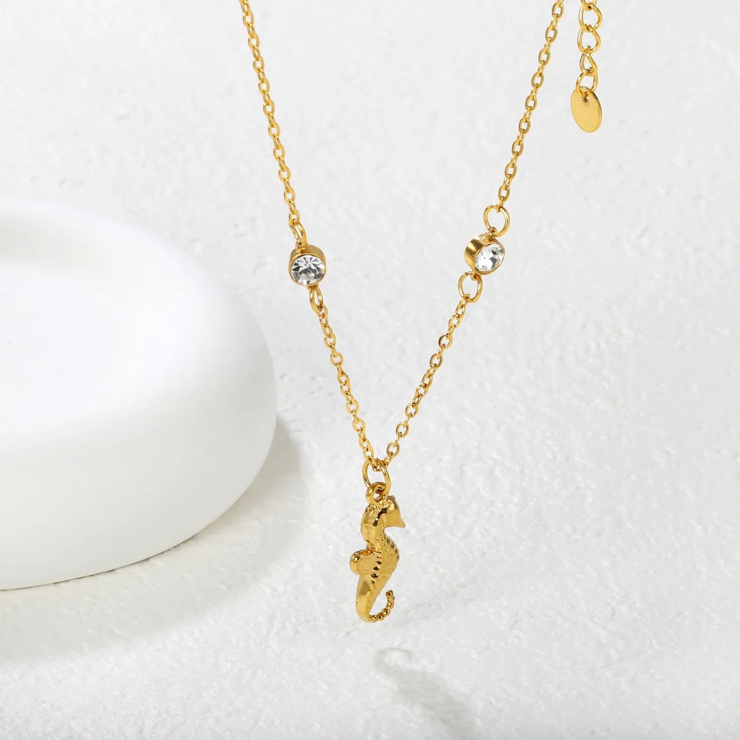 7.6*18mm sea horse pendant with double round diamonds, 0.4 cross chain, 45+5cm+6mm round tail tag, necklace, gold asonjewelry