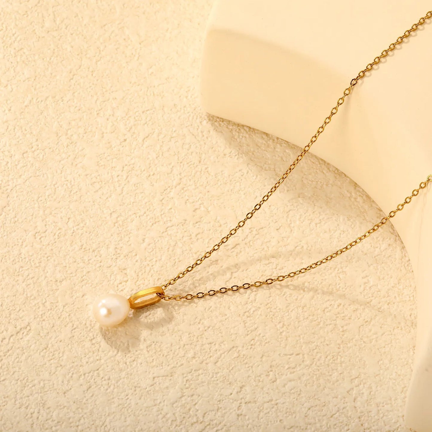 6.2 * 10mm hollow oval-shaped geometric piece assembled with 8.4 * 10mm freshwater pearls 0.4 cross chain 45+5cm+6mm round tail tag Necklace Gold asonjewelry