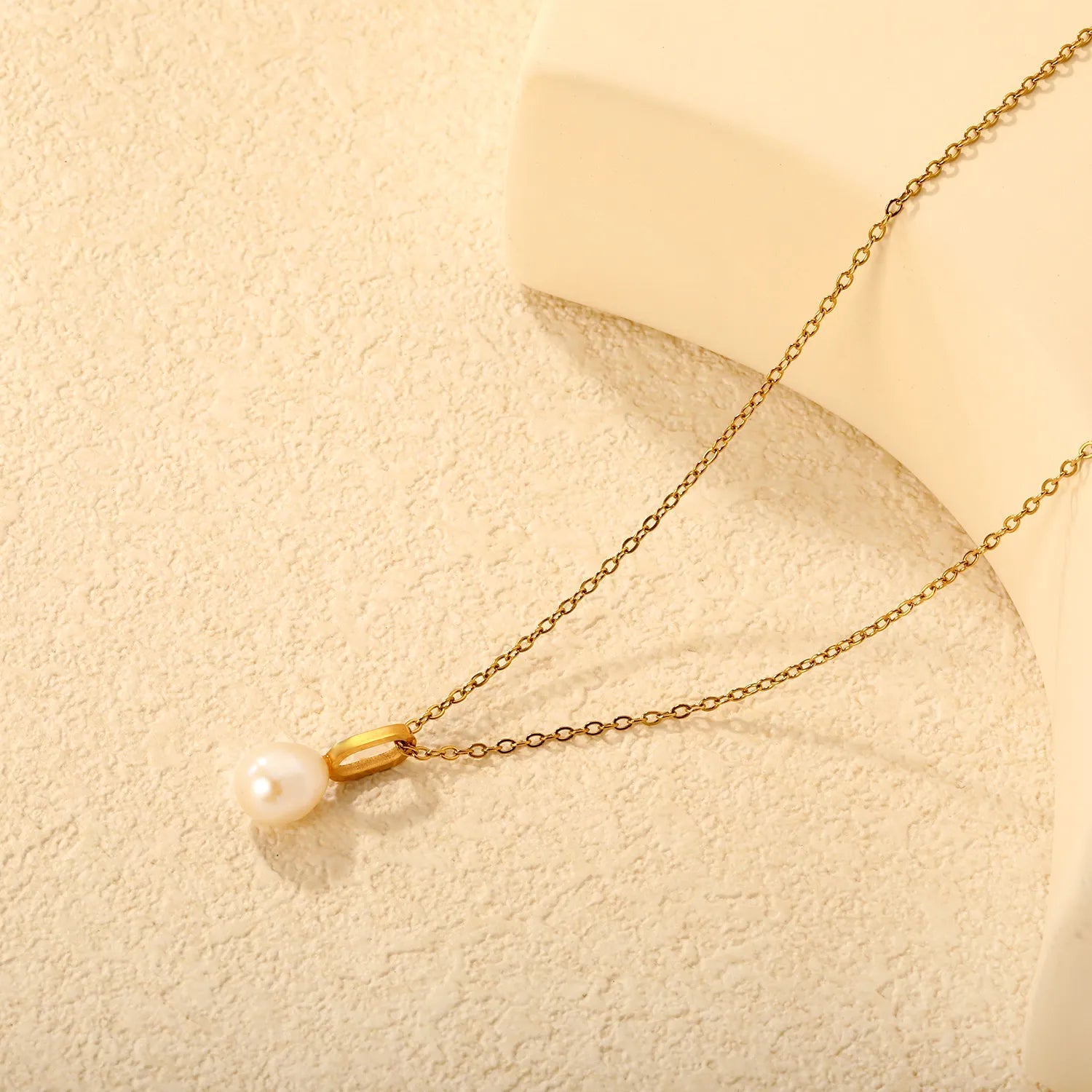 6.2 * 10mm hollow oval-shaped geometric piece assembled with 8.4 * 10mm freshwater pearls 0.4 cross chain 45+5cm+6mm round tail tag Necklace Gold asonjewelry