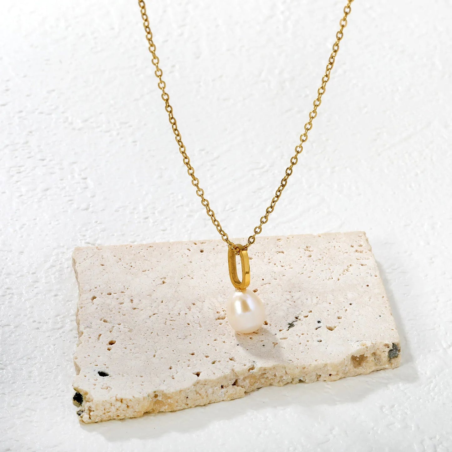 6.2 * 10mm hollow oval-shaped geometric piece assembled with 8.4 * 10mm freshwater pearls 0.4 cross chain 45+5cm+6mm round tail tag Necklace Gold asonjewelry