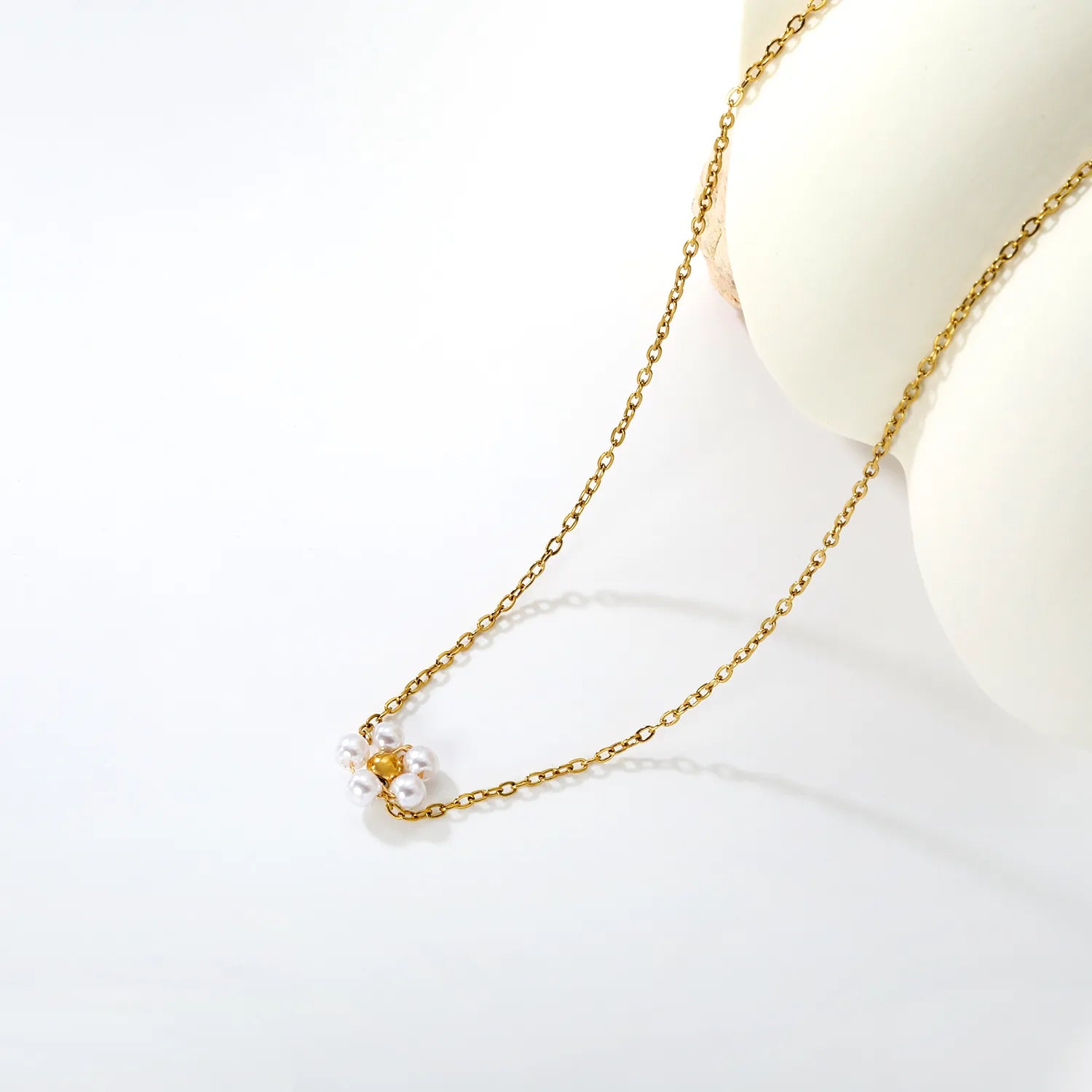 Five-Petaled Flower Pearl Necklace in Gold - Asonjewelry