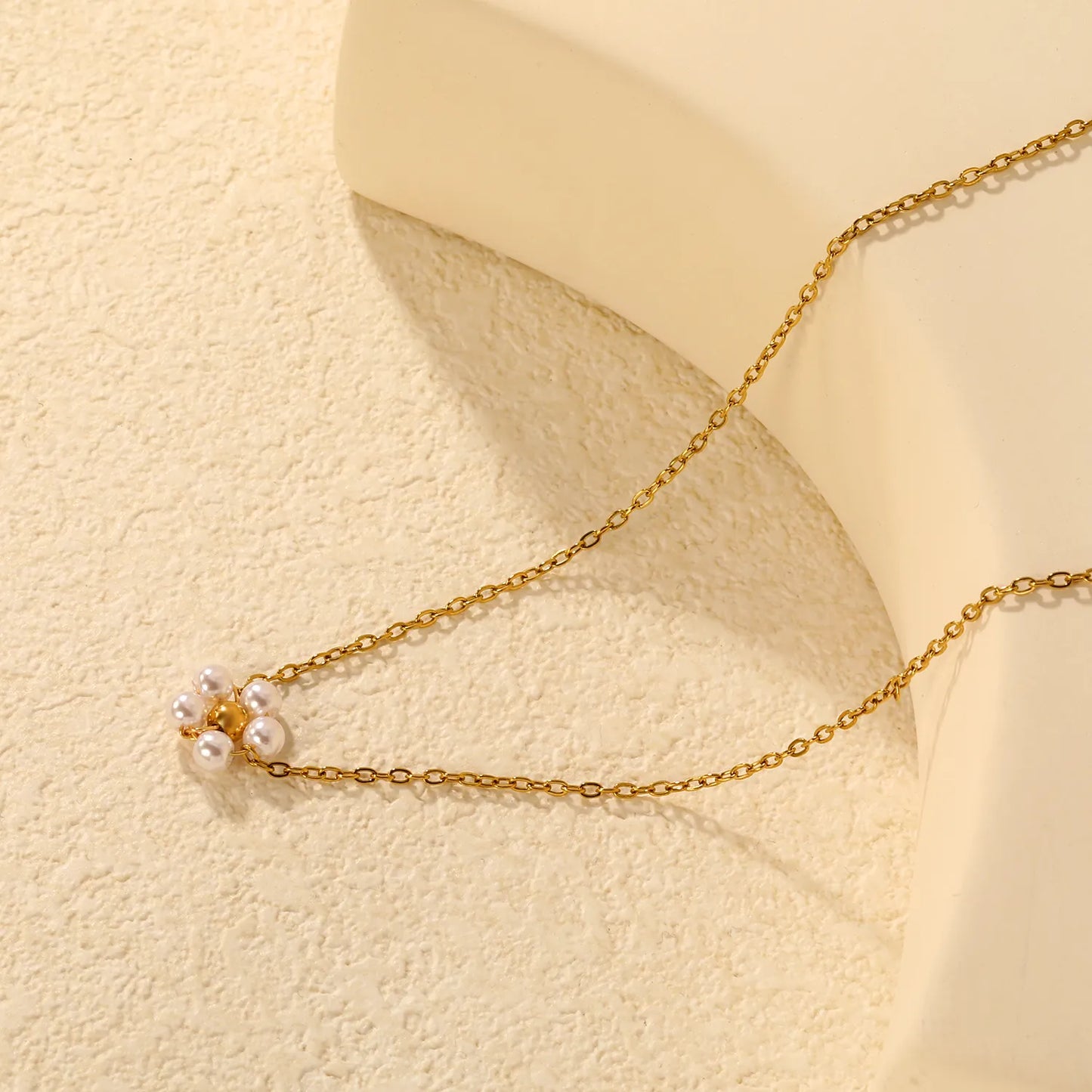 Five-Petaled Flower Pearl Necklace in Gold - Asonjewelry