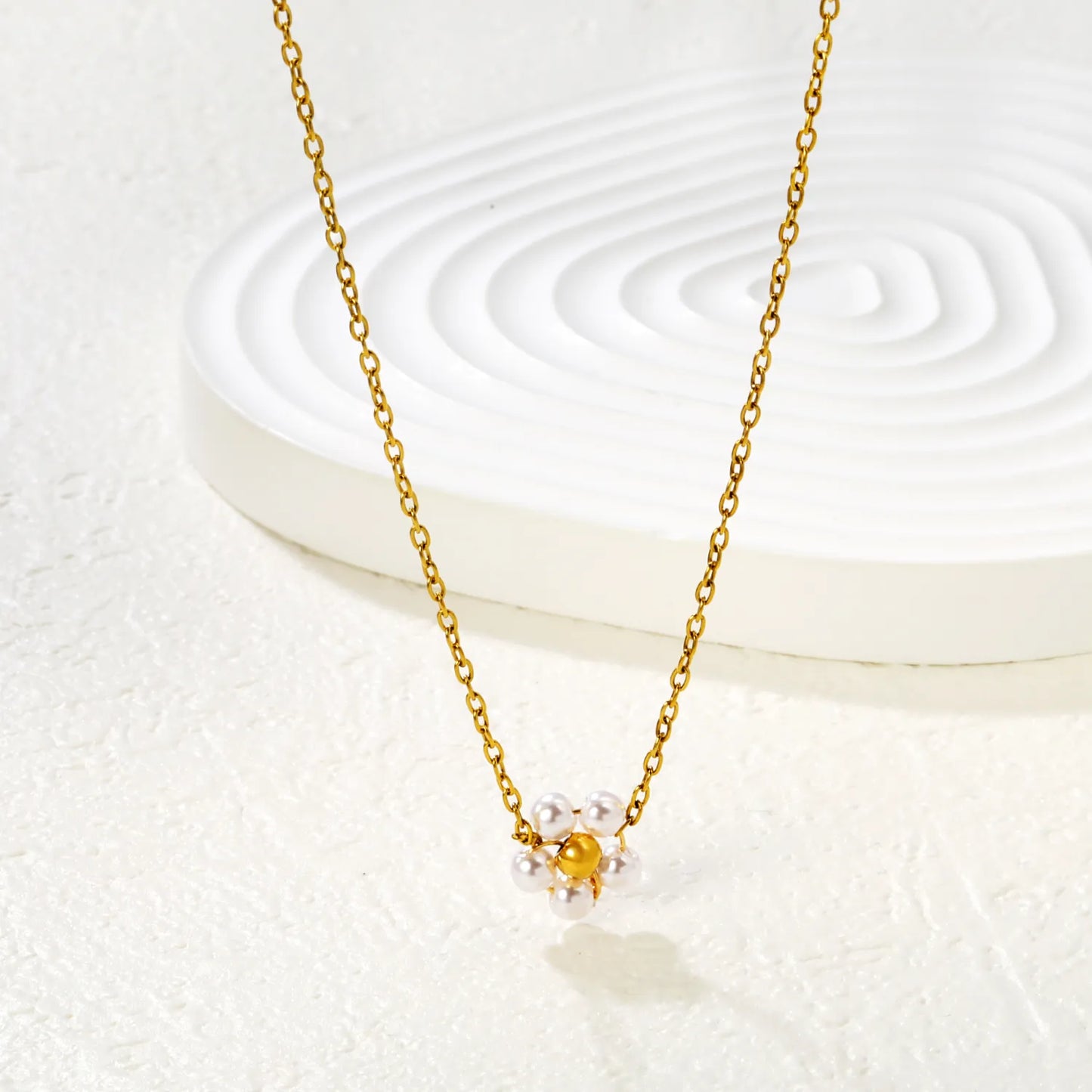 Five-Petaled Flower Pearl Necklace in Gold - Asonjewelry