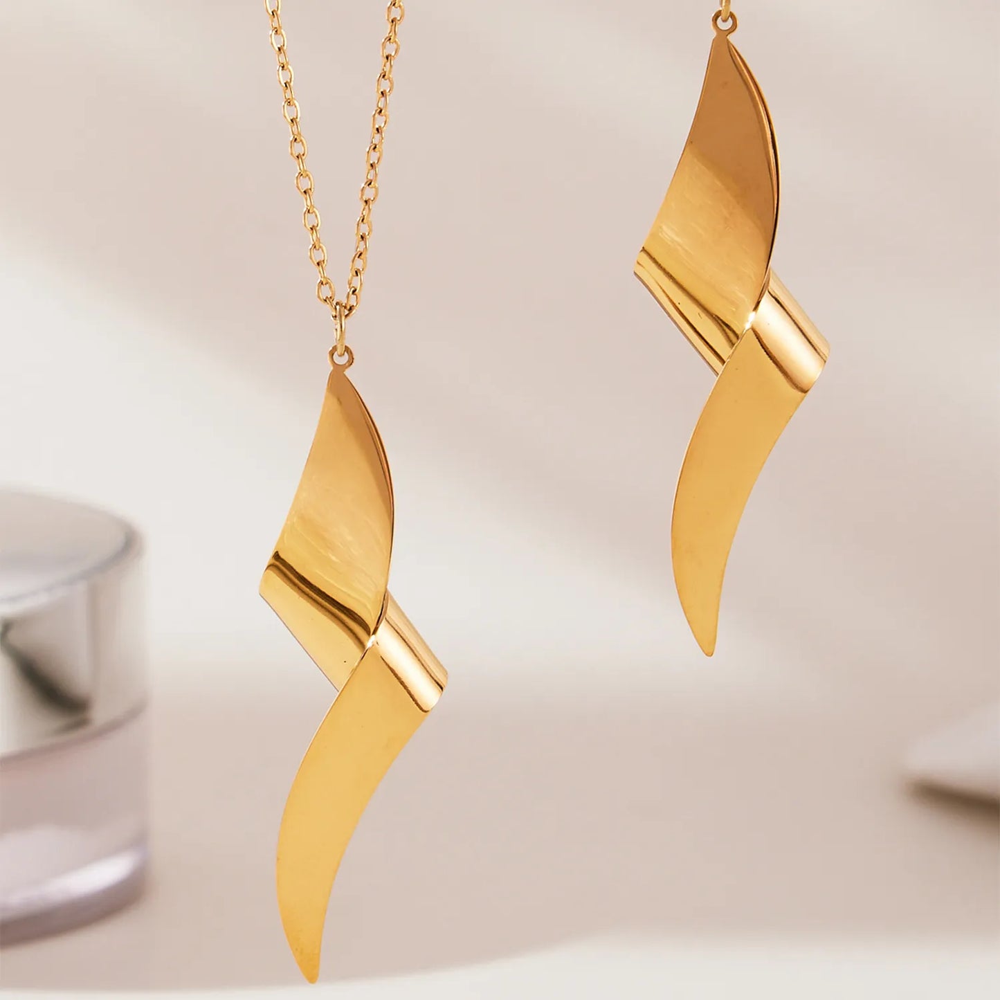 15*47mm Twisted Knot Pendant Necklace 05 Cross Chain 40+5cm + 4.5*8.6cm Oval Tag Gold/Two-Tone Gold