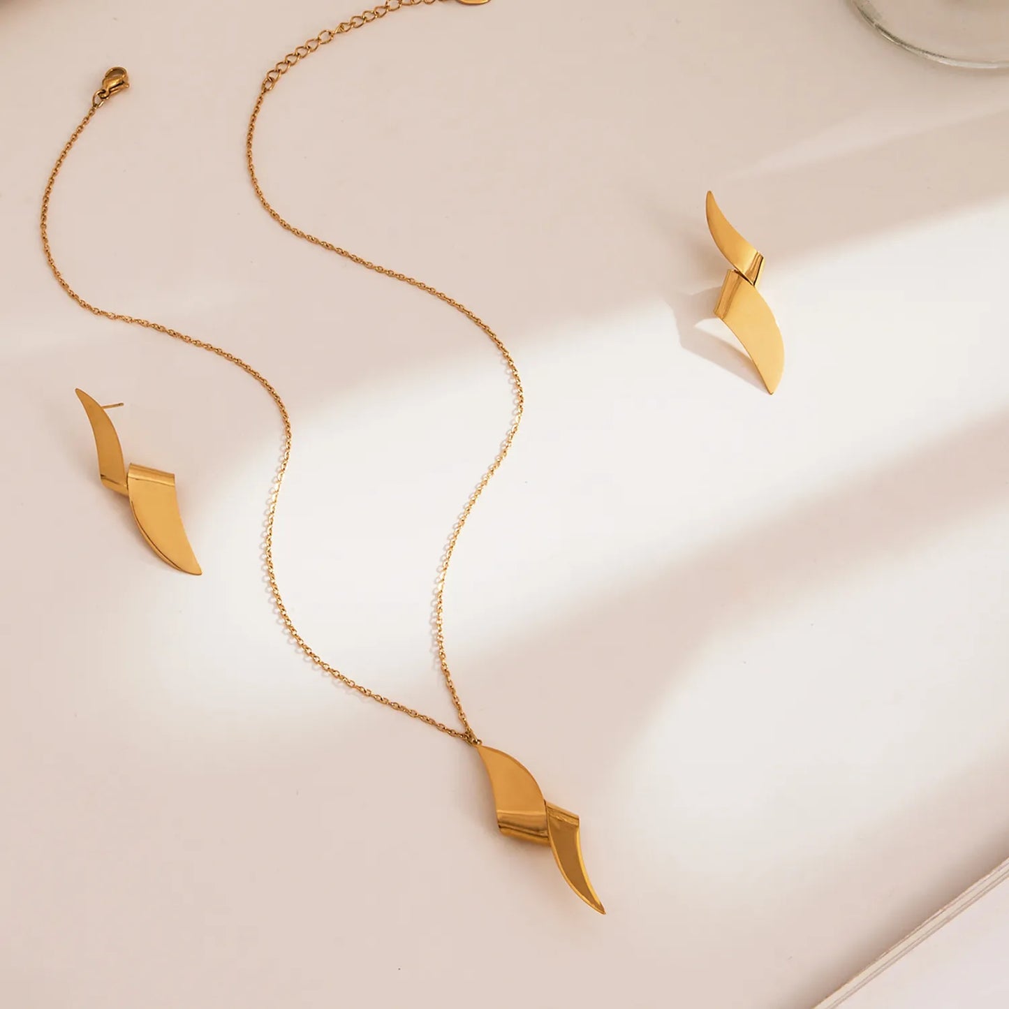 15*47mm Twisted Knot Pendant Necklace 05 Cross Chain 40+5cm + 4.5*8.6cm Oval Tag Gold/Two-Tone Gold