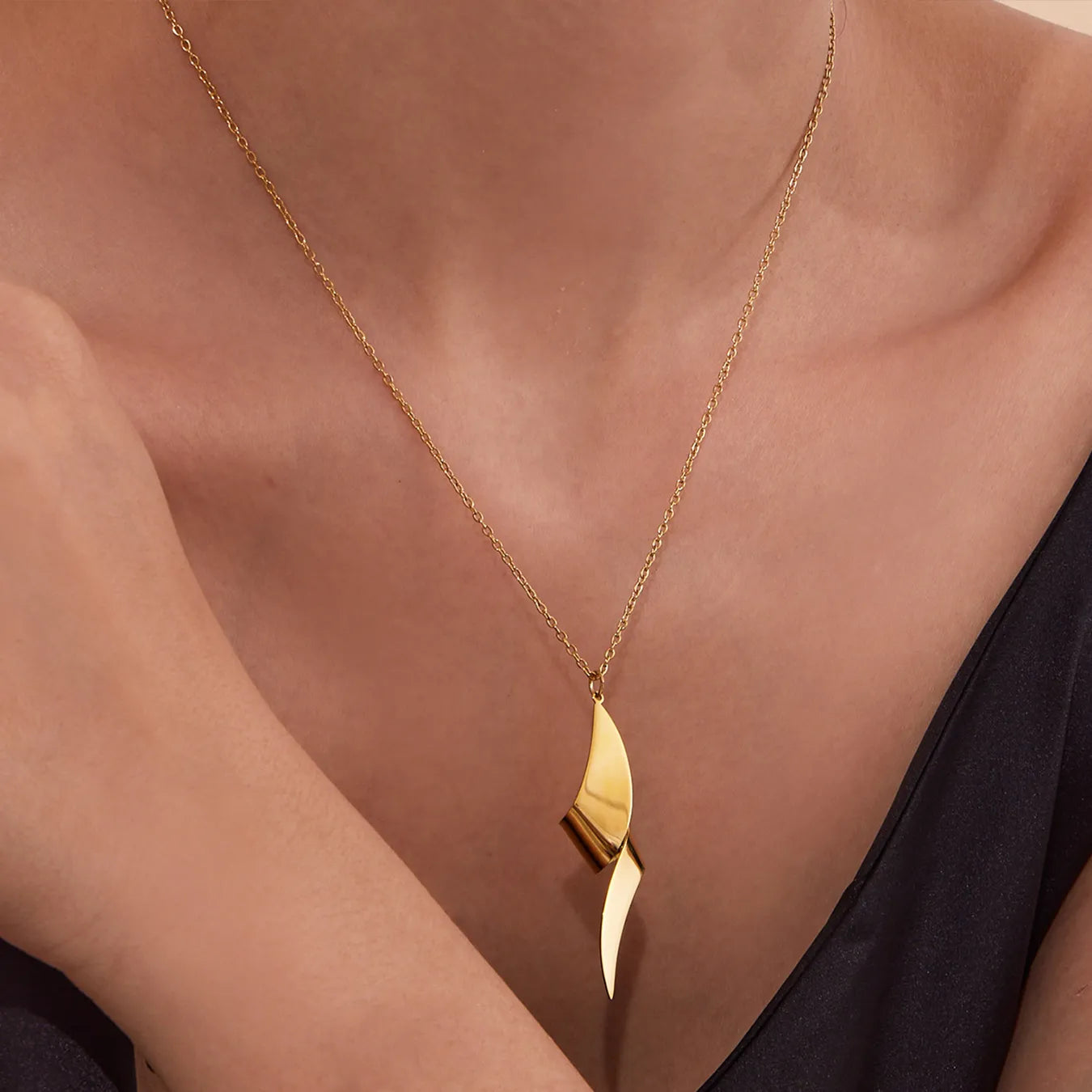 15*47mm Twisted Knot Pendant Necklace 05 Cross Chain 40+5cm + 4.5*8.6cm Oval Tag Gold/Two-Tone Gold