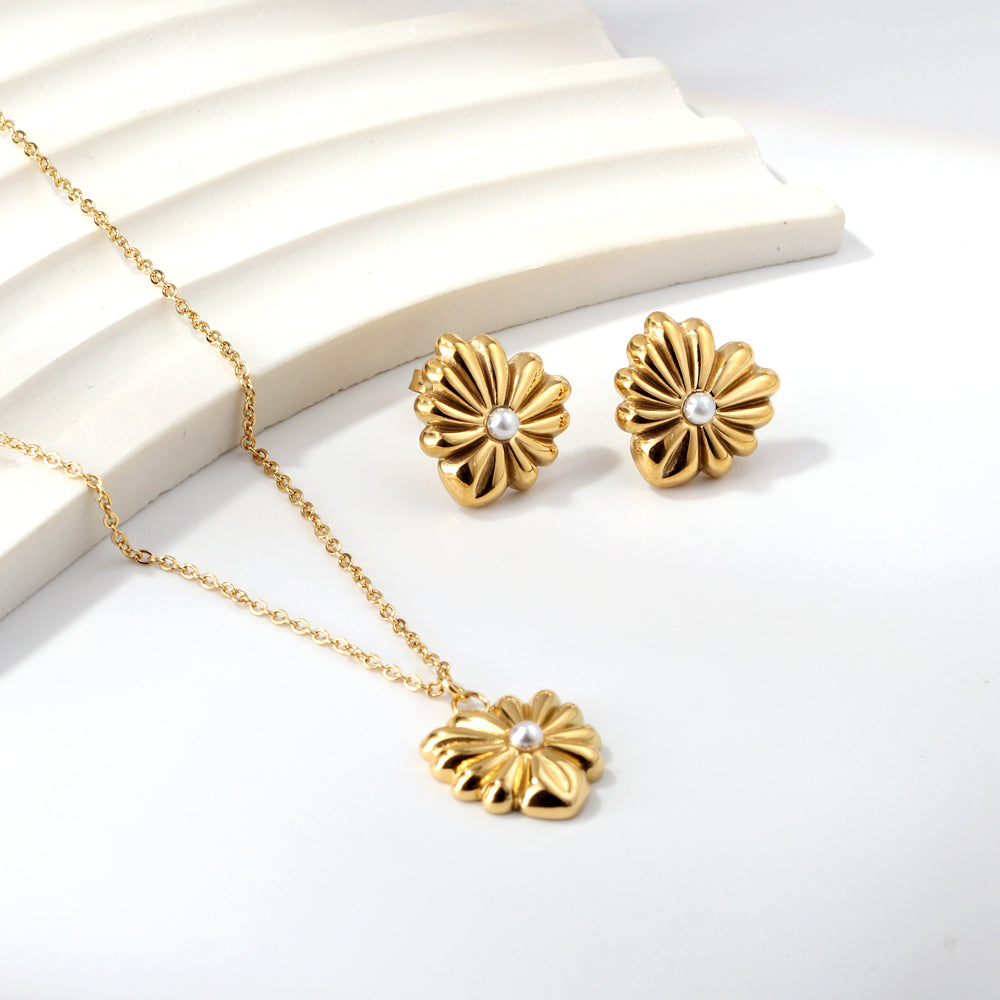 Heart-shaped pendant necklace with white shells asonjewelry